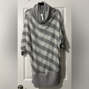 💫NWT🌟 Lightweight cowl neck shirt.